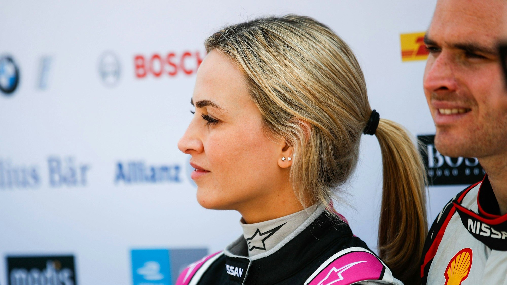 Carmen Jorda steht bei einem Straßenrennen im Rennanzug an der Strecke.