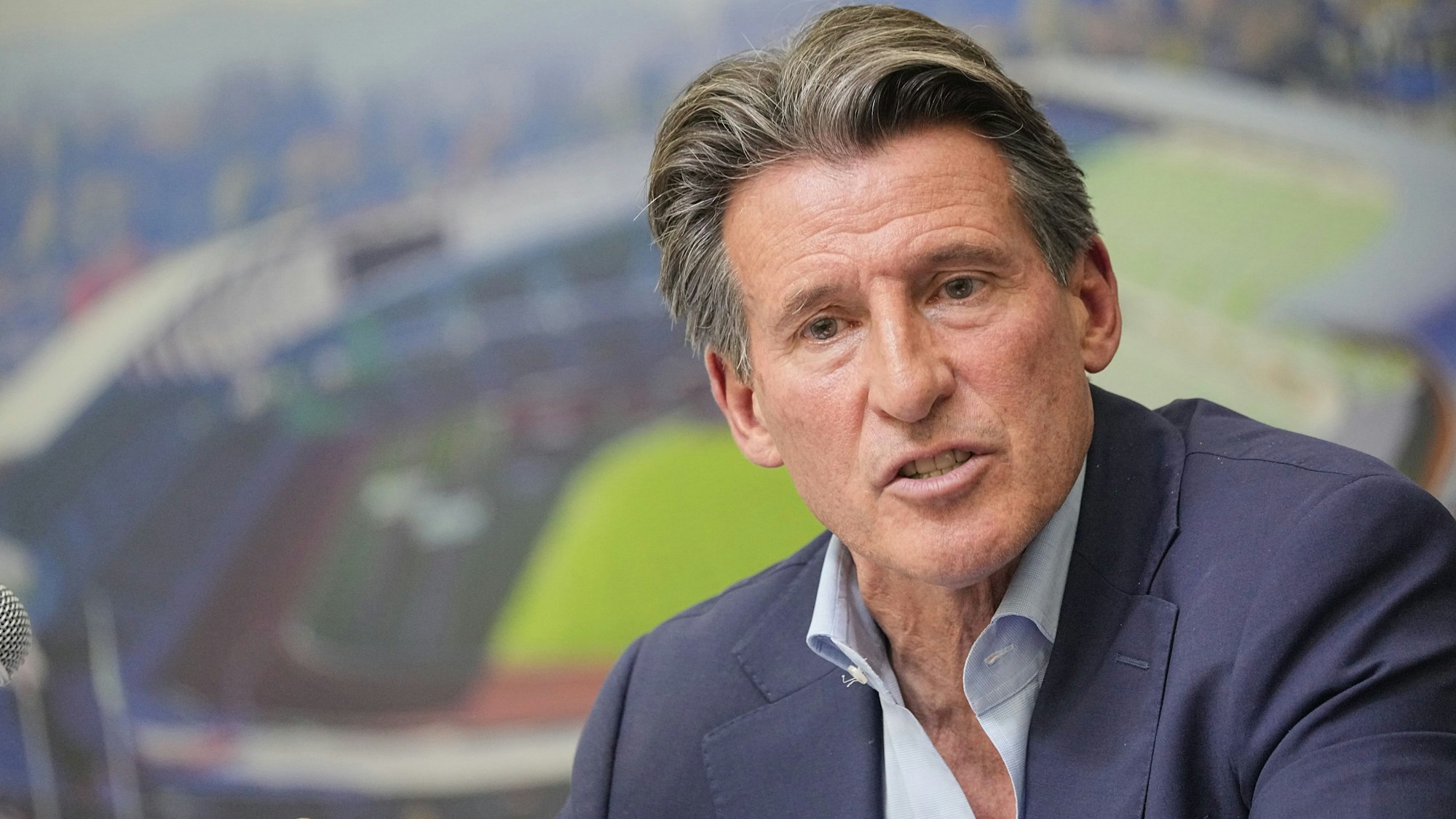 Leichtathletik-Weltpräsident Sebastian Coe spricht auf einer PK.