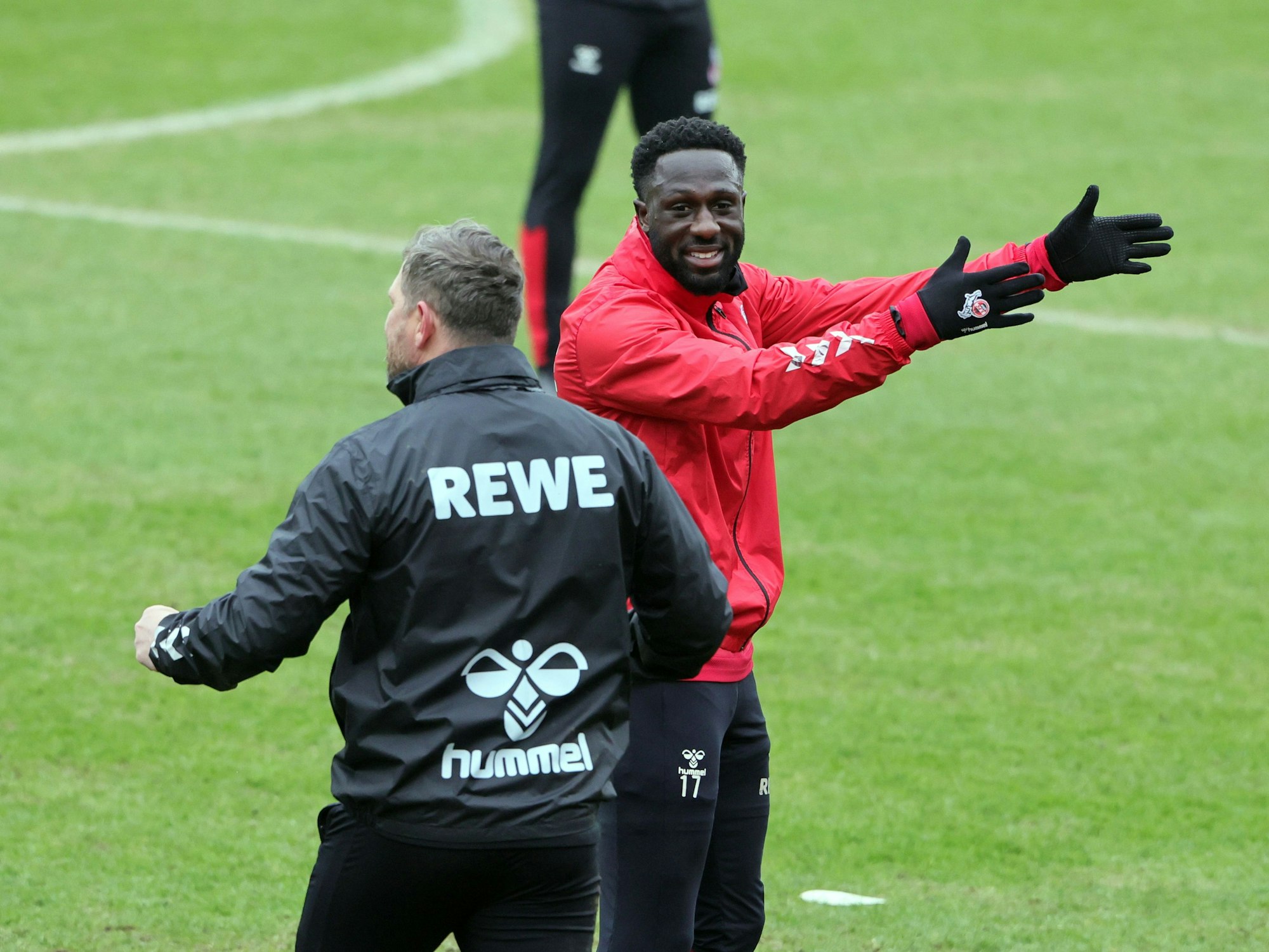 Kingsley Schindler und Steffen Baumgart haben gemeinsam Spaß im Training.