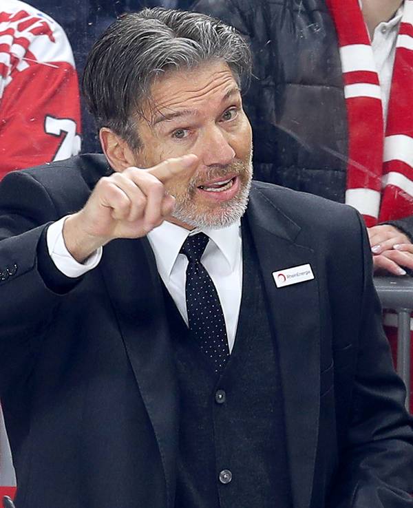 Playoffs zwischen Kölner Haien und Adler Mannheim: Trainer Uwe Krupp, Headcoach der Kölner Haie gestikuliert auf der Spielerbank