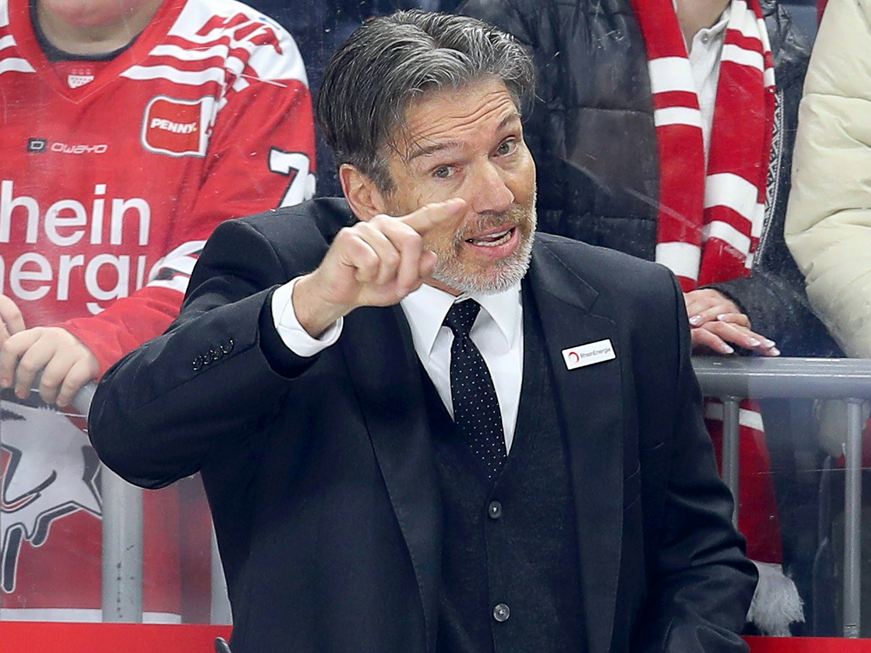 Playoffs zwischen Kölner Haien und Adler Mannheim: Trainer Uwe Krupp, Headcoach der Kölner Haie gestikuliert auf der Spielerbank