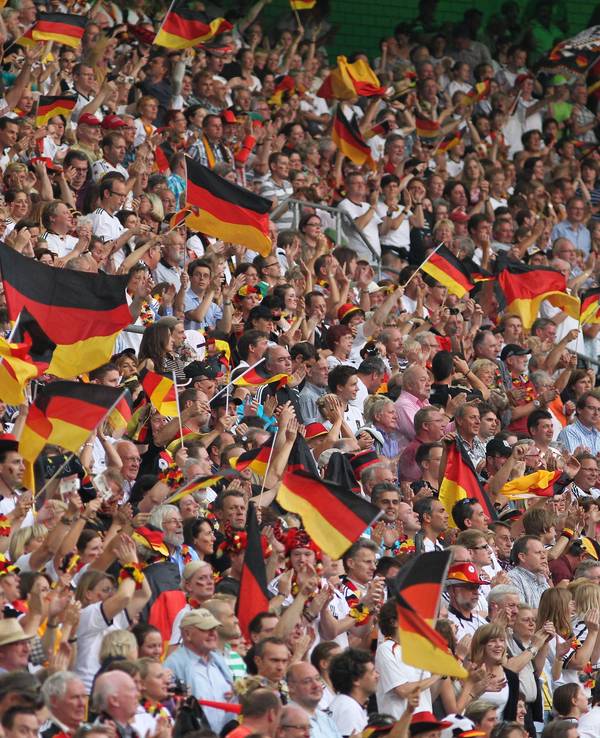 Fans der Deutschen Frauen-Nationalmannschaft jubeln auf der Tribüne.