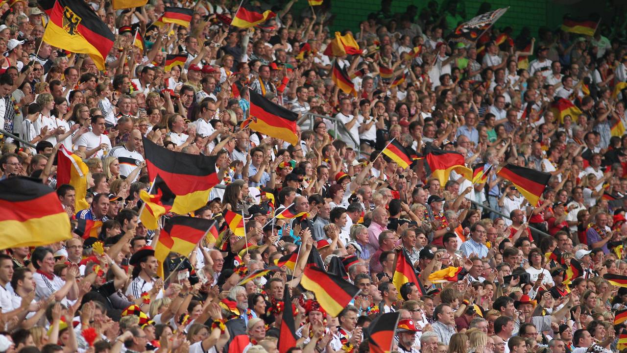Fans der Deutschen Frauen-Nationalmannschaft jubeln auf der Tribüne.