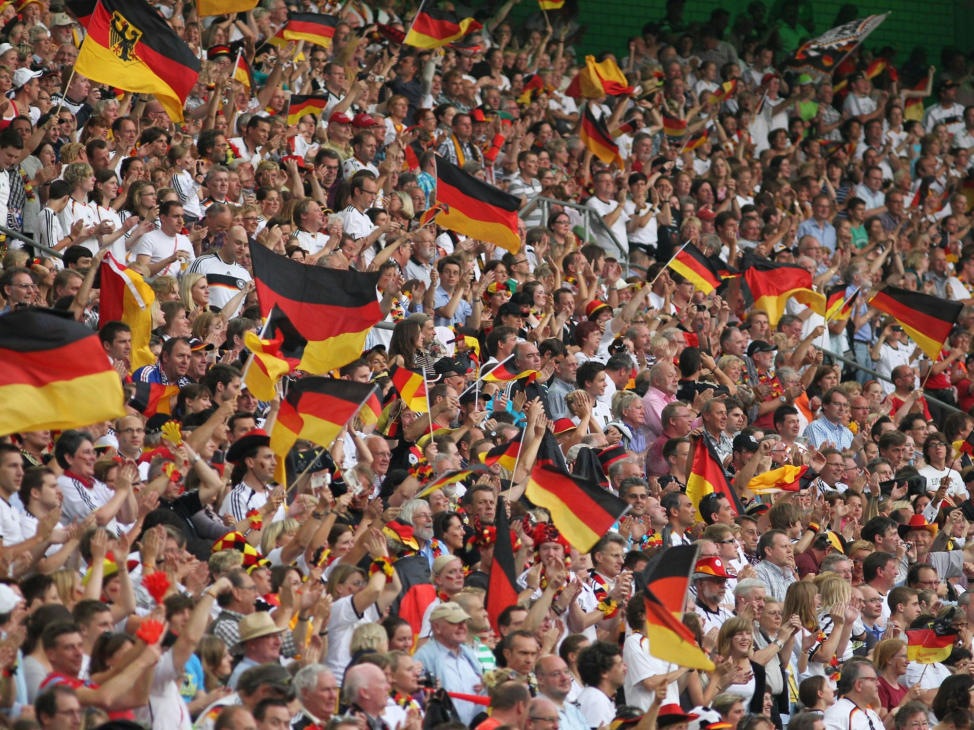 Fans der Deutschen Frauen-Nationalmannschaft jubeln auf der Tribüne.