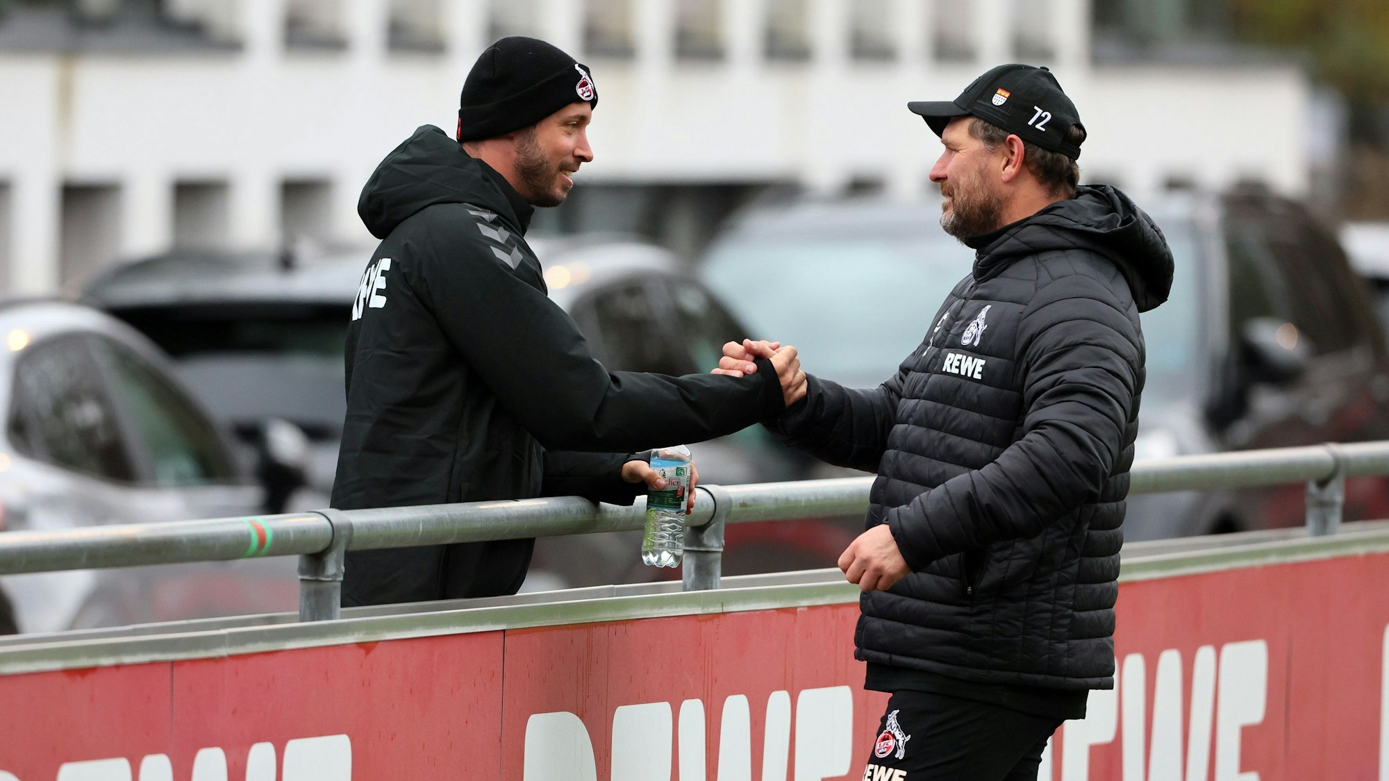 Mark Uth und Steffen Baumgart begrüßen sich am Geißbockheim.