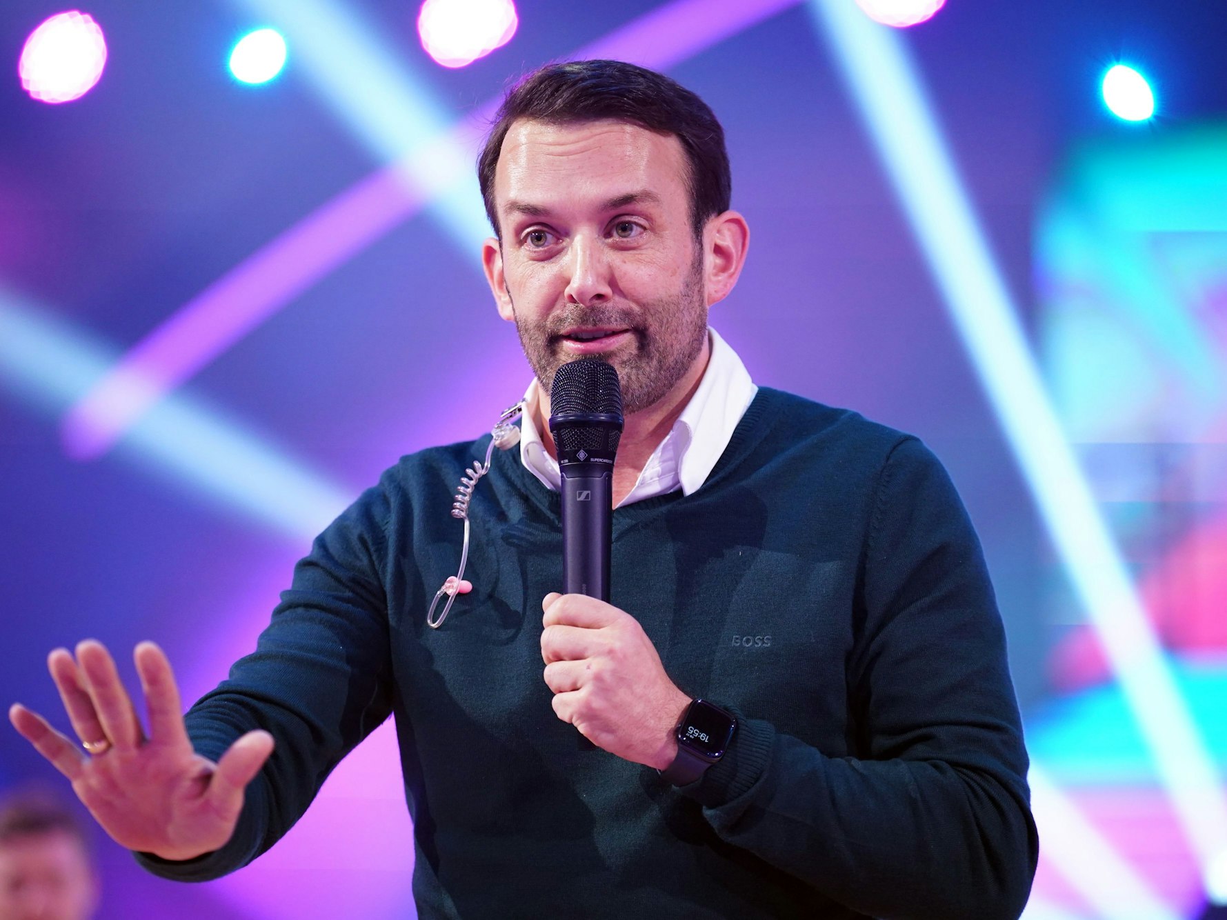 René Travnicek, hier am 17. März 2023 bei „Let´s Dance“, heizte das Publikum unter anderem mit einer flotten Stepp-Einlage auf.