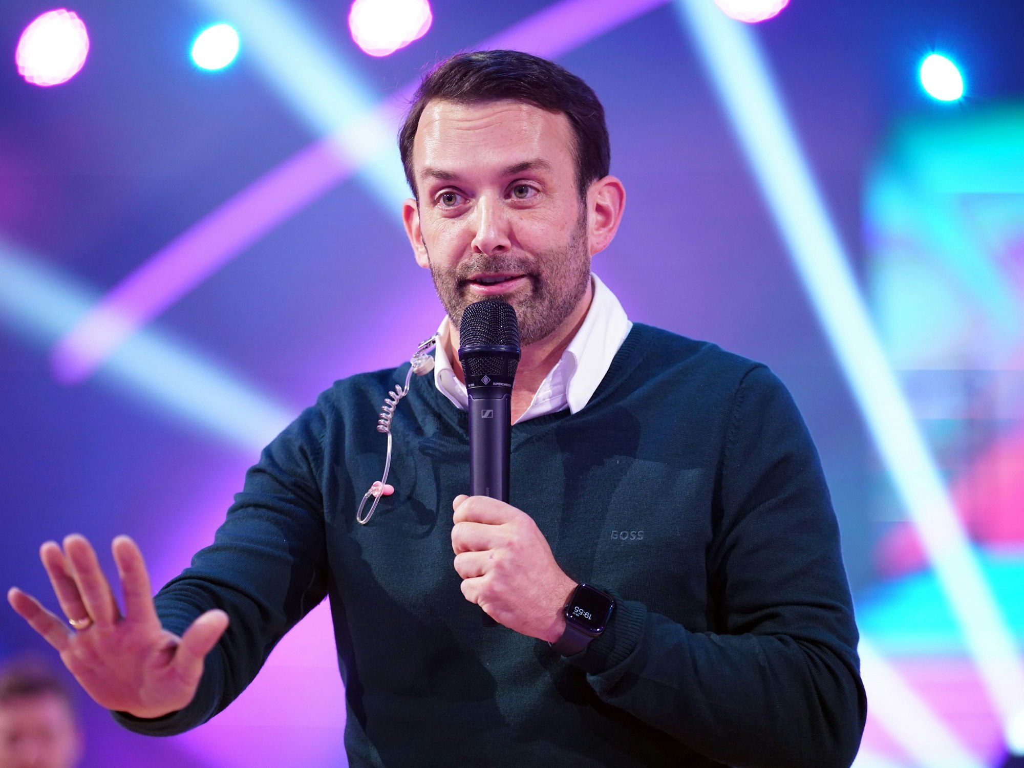 René Travnicek, hier am 17. März 2023 bei „Let´s Dance“, heizte das Publikum unter anderem mit einer flotten Stepp-Einlage auf.