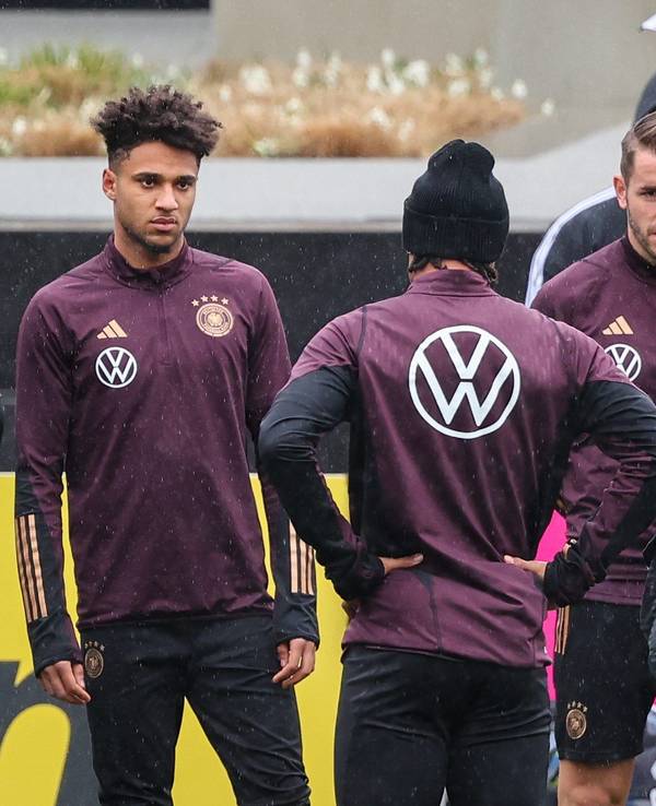 Bundestrainer Hansi Flick (2.v.r) spricht zwischen den Spielern Kevin Schade (l-r), Serge Gnabry, Christian Günther und David Raum beim Training der Nationalmannschaft auf dem Trainingsgelände des DFB-Campus.