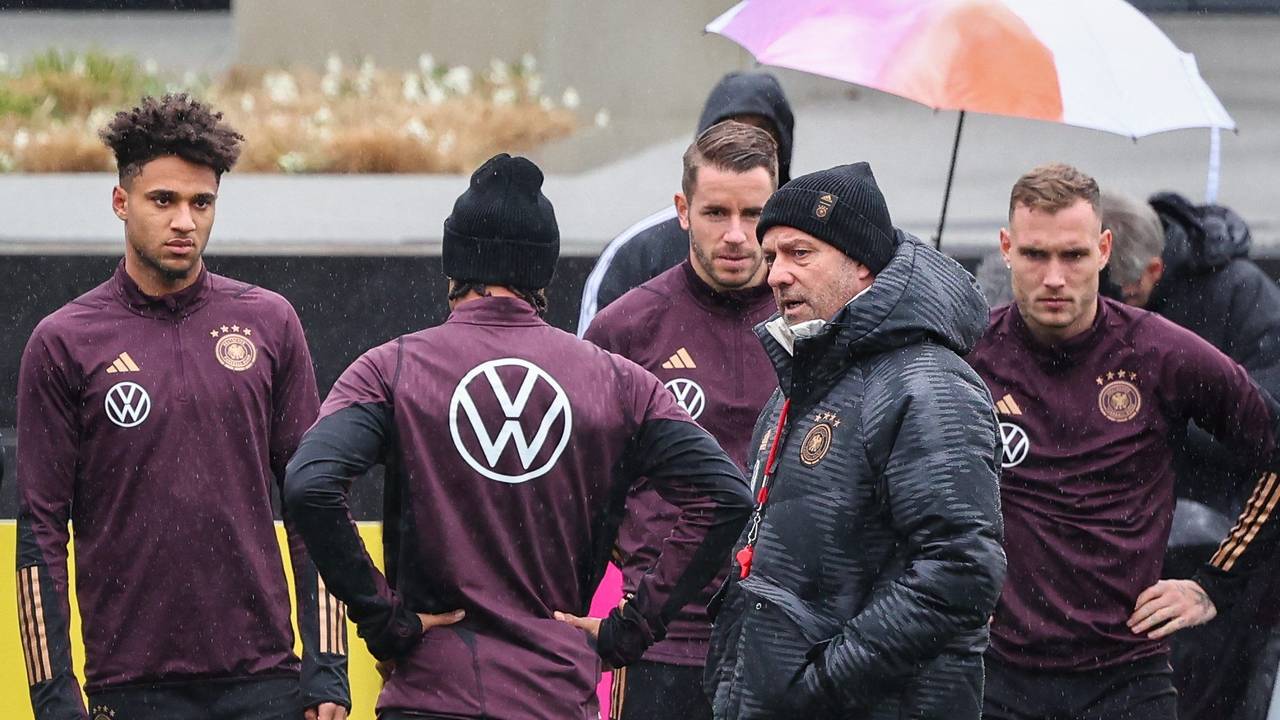 Bundestrainer Hansi Flick (2.v.r) spricht zwischen den Spielern Kevin Schade (l-r), Serge Gnabry, Christian Günther und David Raum beim Training der Nationalmannschaft auf dem Trainingsgelände des DFB-Campus.