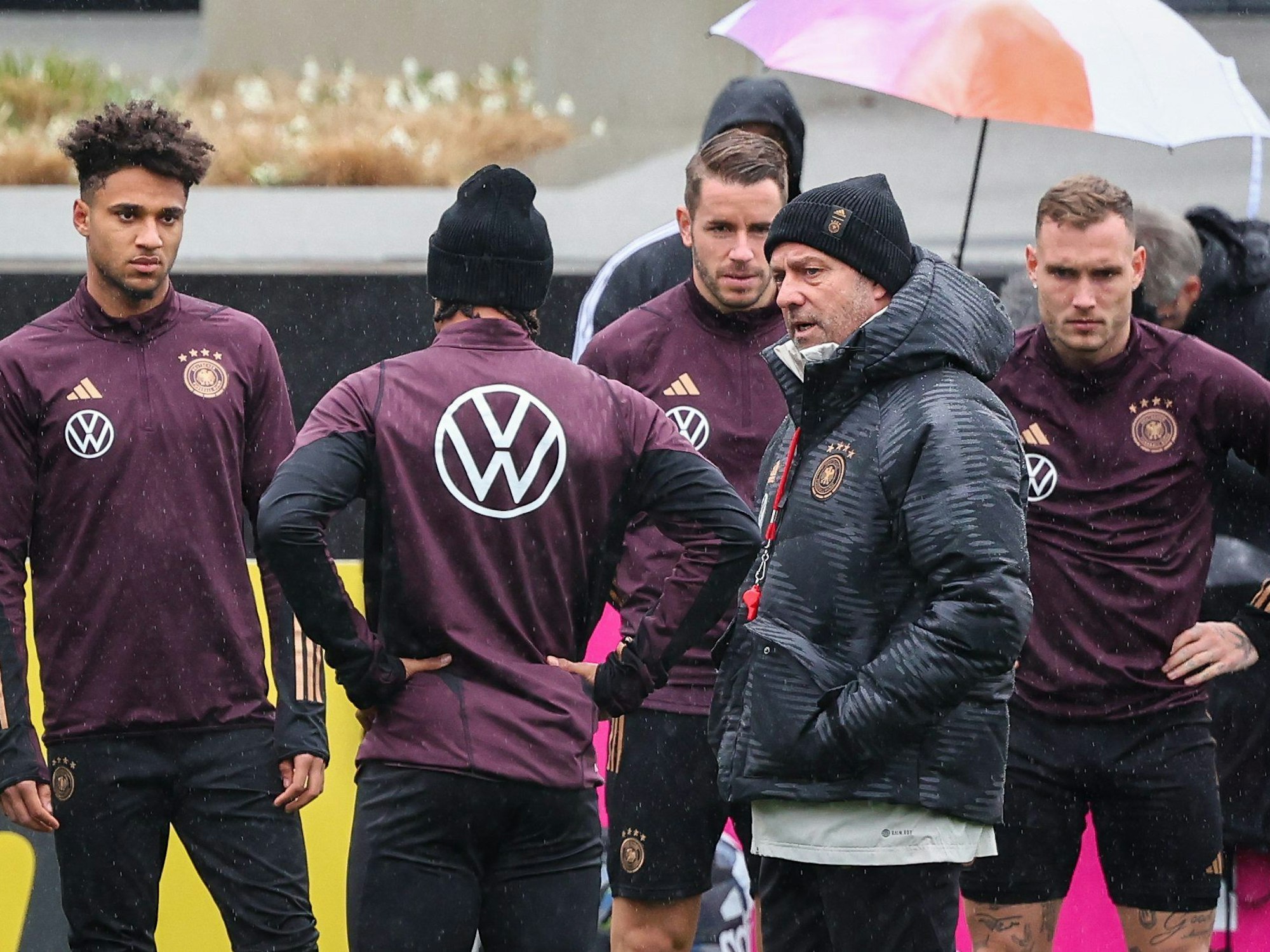 Bundestrainer Hansi Flick (2.v.r) spricht zwischen den Spielern Kevin Schade (l-r), Serge Gnabry, Christian Günther und David Raum beim Training der Nationalmannschaft auf dem Trainingsgelände des DFB-Campus.