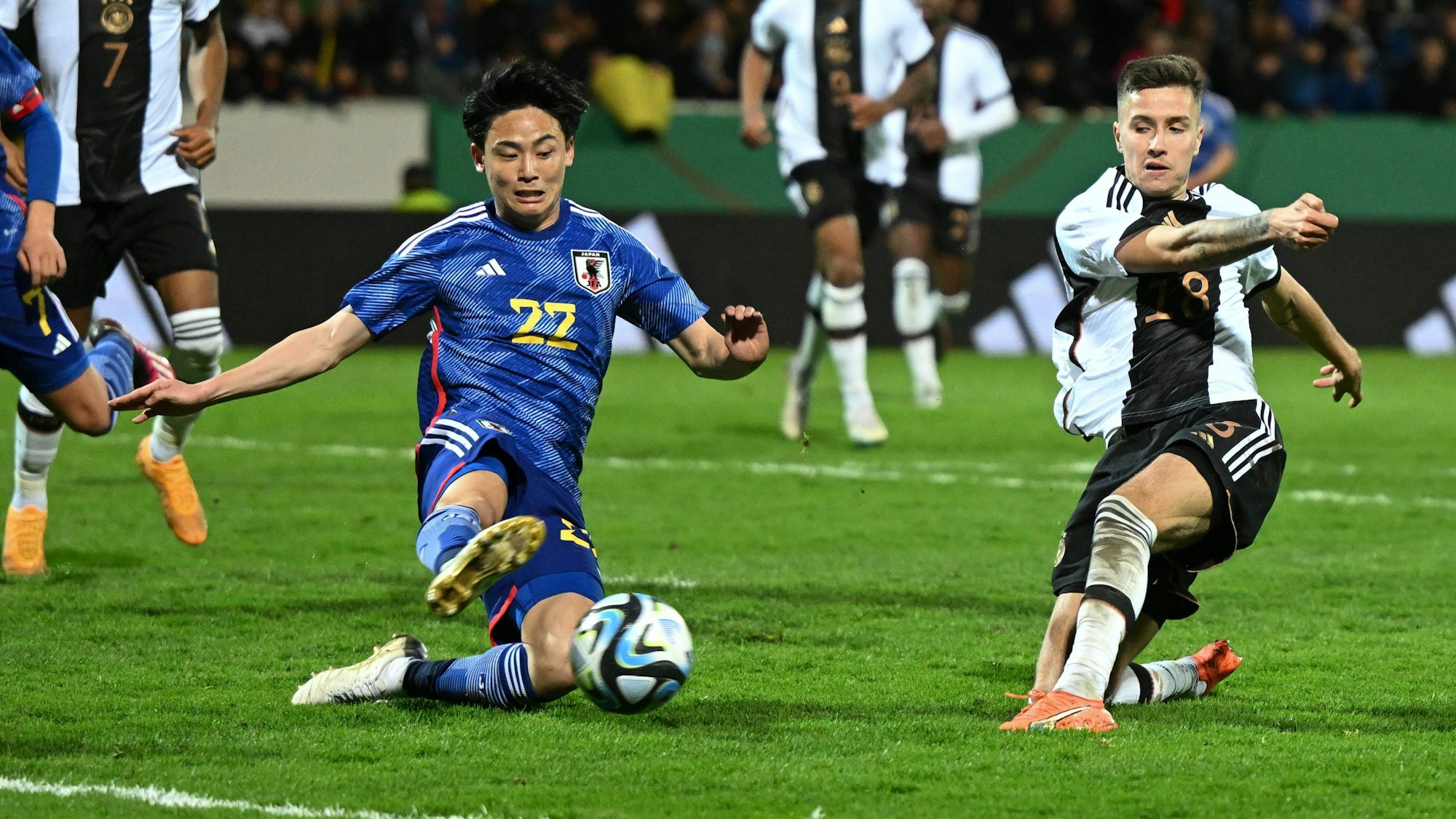 Deutschlands Denis Huseinbasic (r) und Japans Takashi Uchino kämpfen um den Ball.