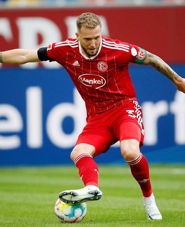 Der Düsseldorfer Andre Hoffmann spielt den Ball.