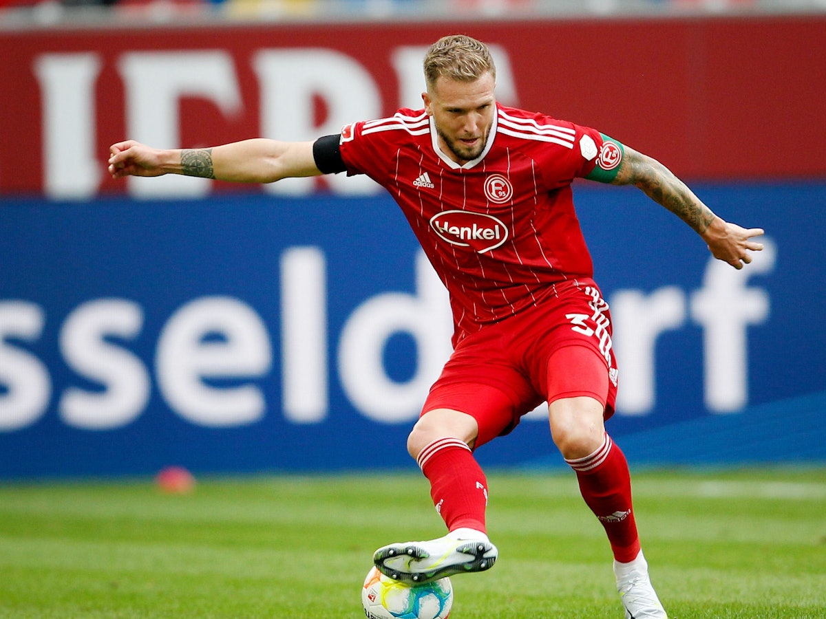 Der Düsseldorfer Andre Hoffmann spielt den Ball.
