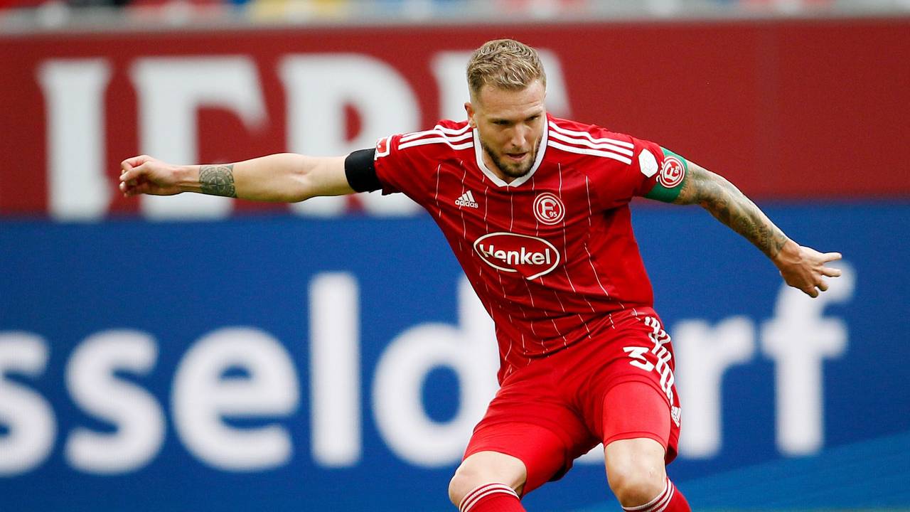 Der Düsseldorfer Andre Hoffmann spielt den Ball.