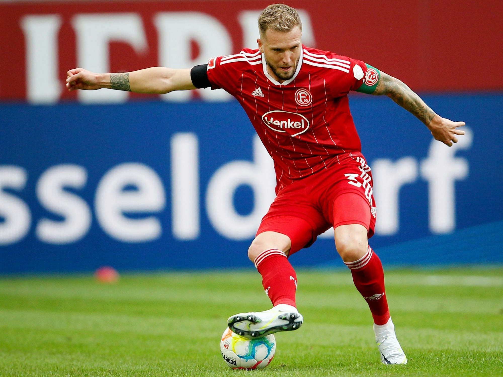 Der Düsseldorfer Andre Hoffmann spielt den Ball.