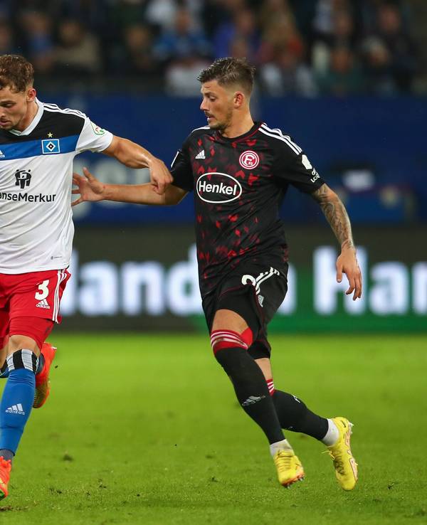Moritz Heyer behauptet den Ball vor Düsseldorfs Dawid Kownacki.