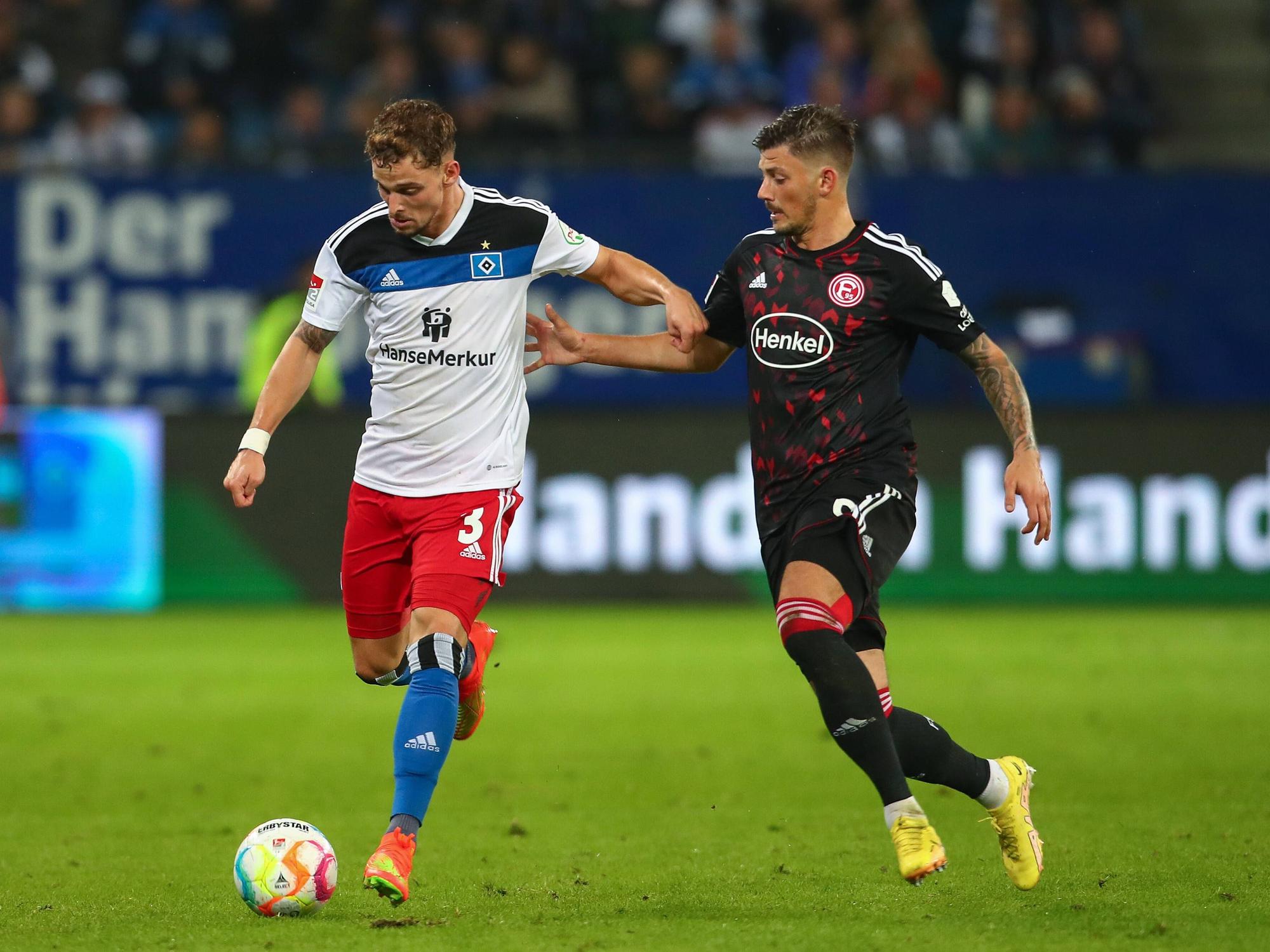 Moritz Heyer behauptet den Ball vor Düsseldorfs Dawid Kownacki.