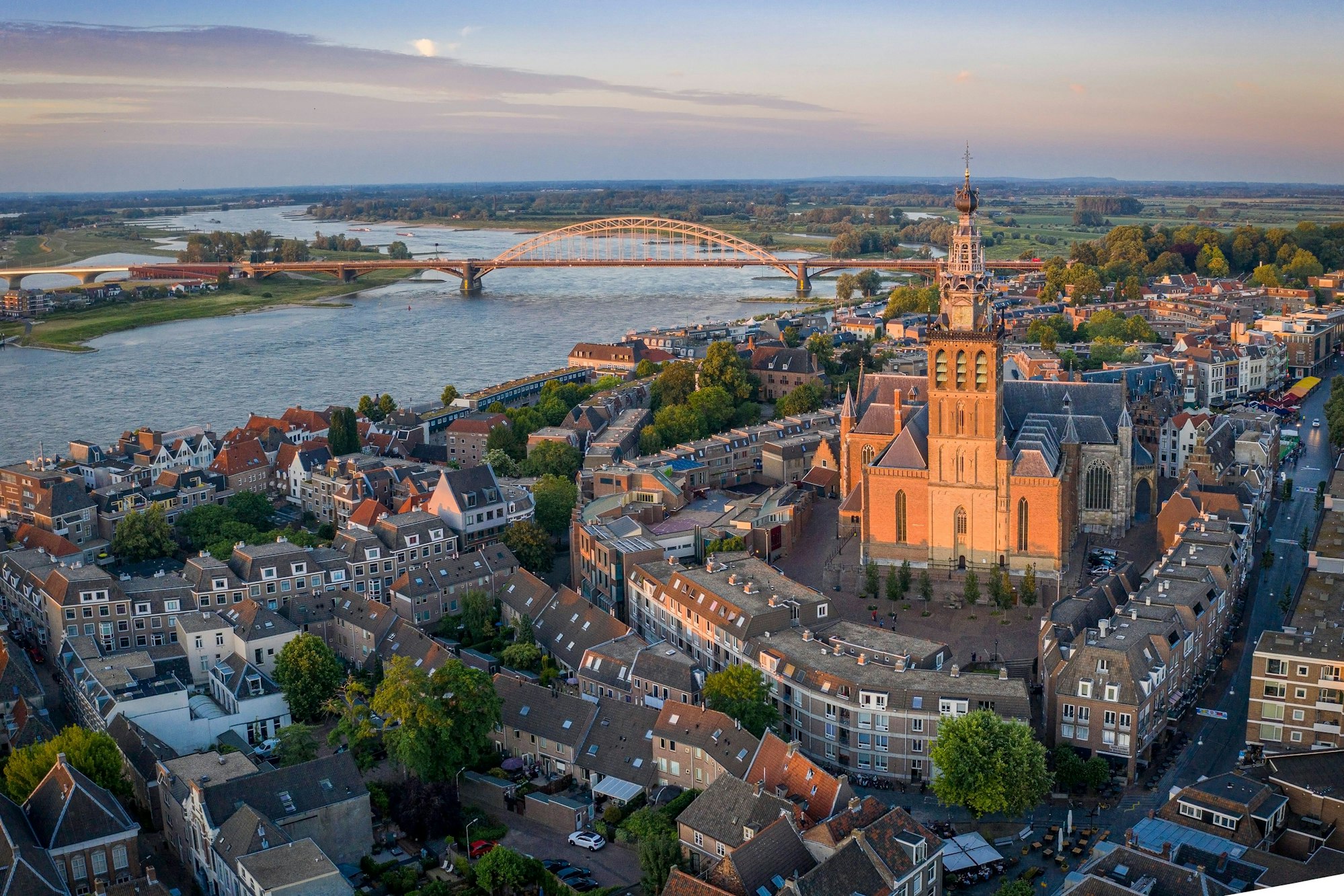 Niederlande,Nijmegen: Luftaufnahme der St.-Stephans-Kirche und der umliegenden Gebäude in der Abenddämmerung. Aufnahme vom 02.11.2020.