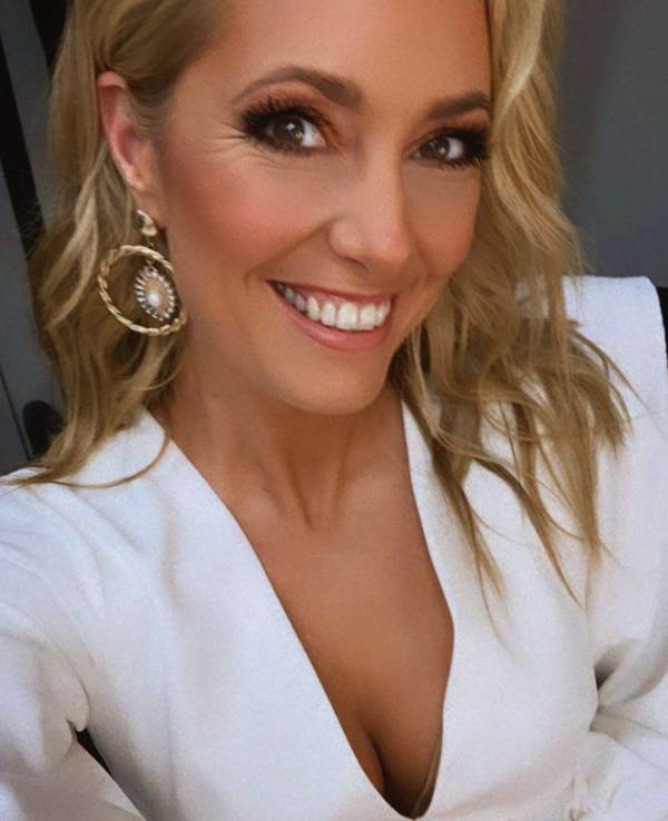 Angela Finger-Erben präsentiert die Dschungelshow aus Köln.