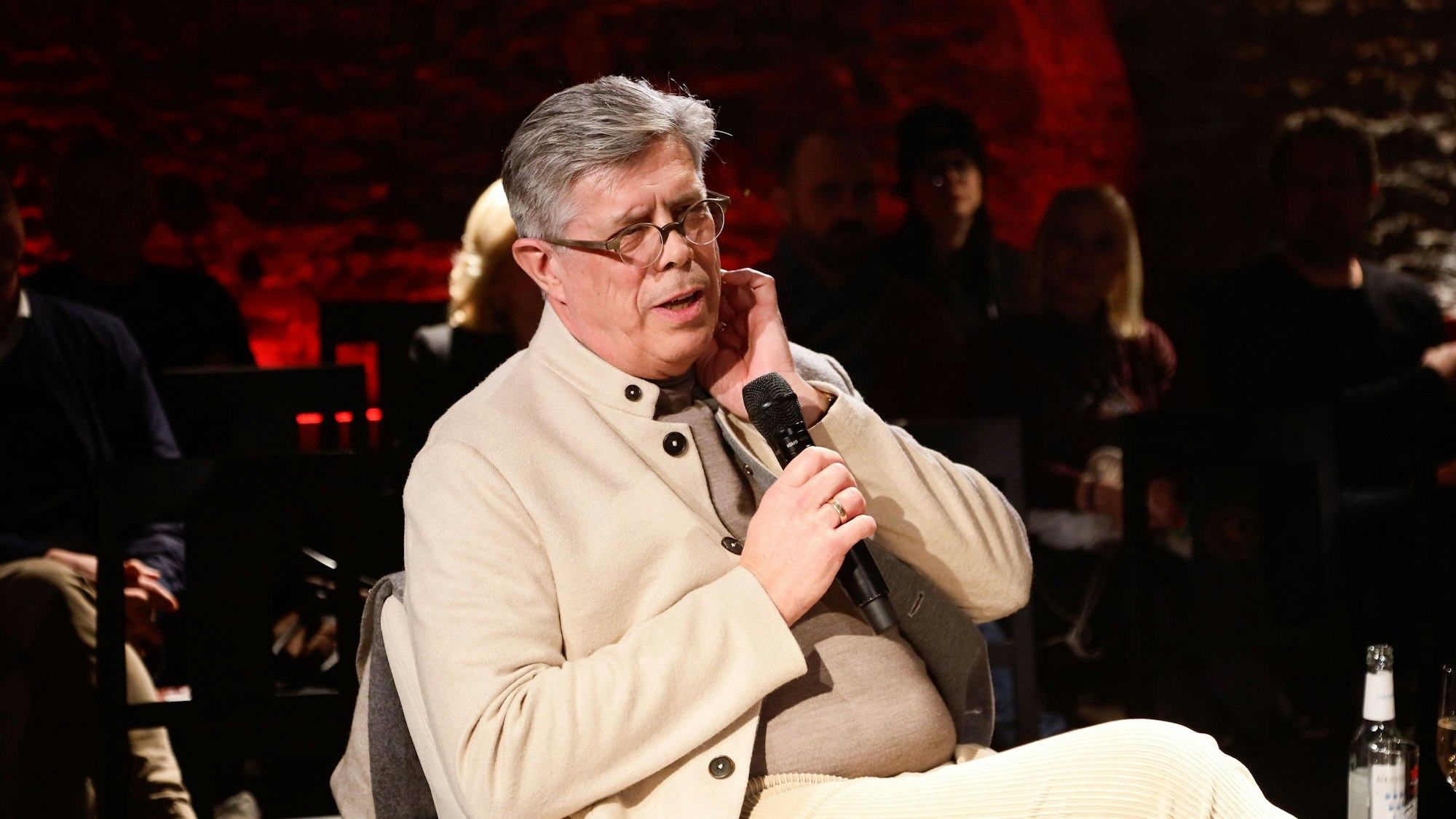 Heinz-Günther Hunold bei einer Podiumsdiskussion.
