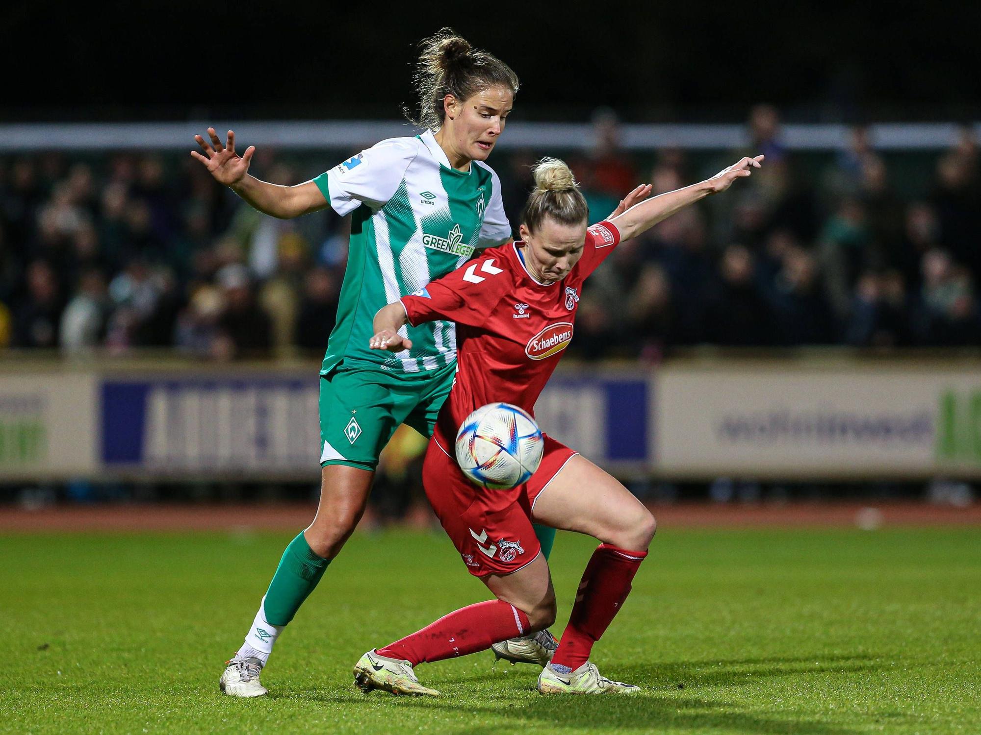 Hanna Nemeth SV Werder Bremen, 23 und Jana Beuschlein 1. FC Köln, 23 im Zweikampf.