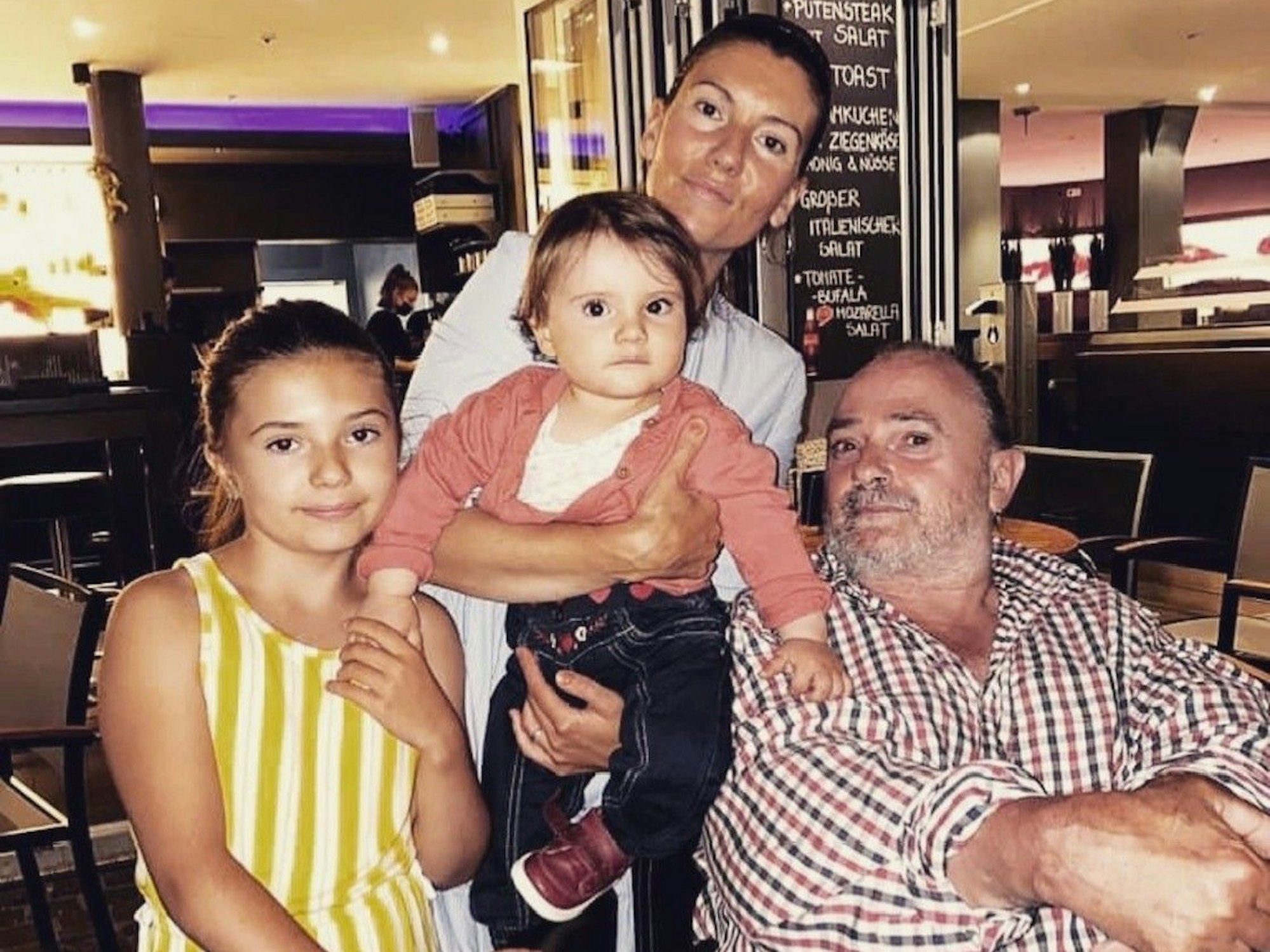 Ein Mann in einem Rollstuhl mit seiner Frau in Kindern.