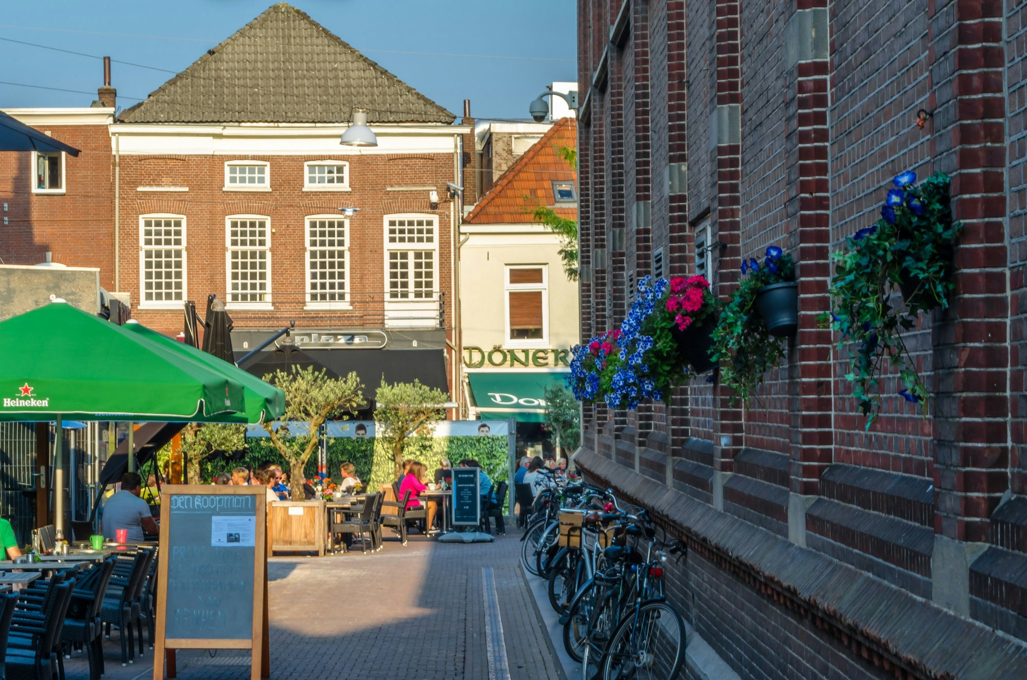 Straße mit Bars und Terrassen in der Altstadt in Arnhem, Niederlande.