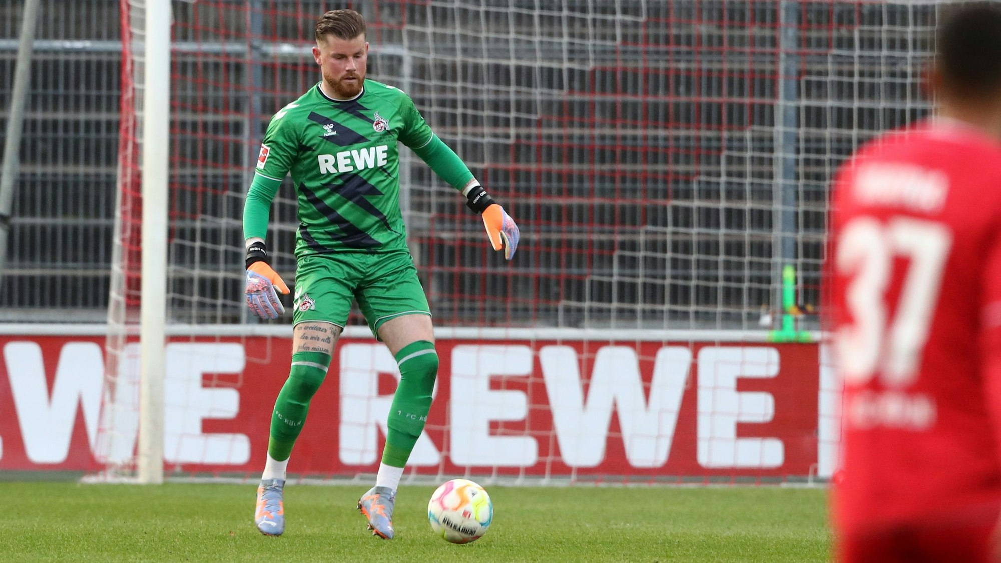 Timo Horn ist für den 1. FC Köln im Testspiel am Ball.