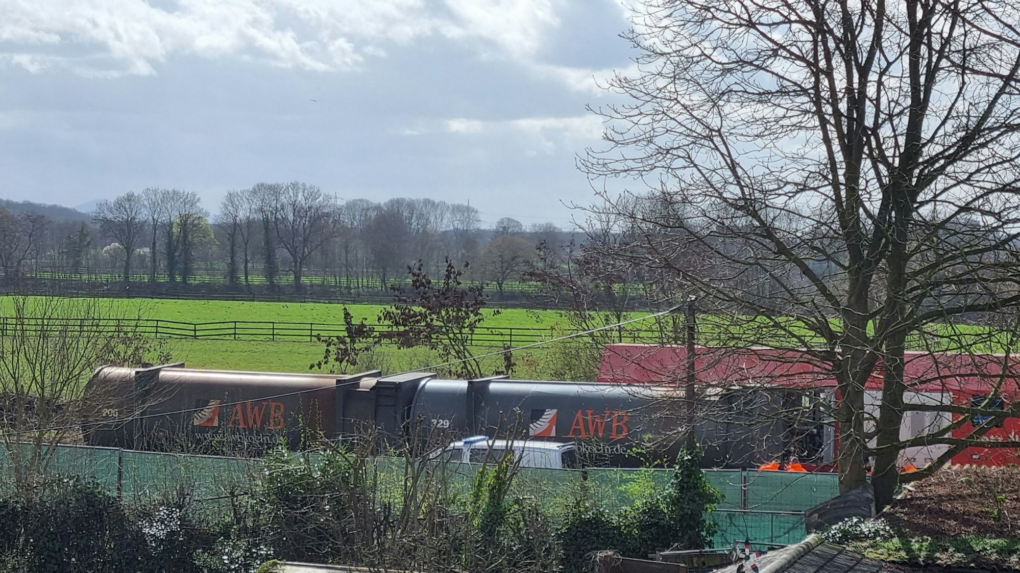 Ein Güterzug mit Müll ist in Rath-Heumar entgleist. Das Foto zeigt die beiden entgleisten Waggons.
