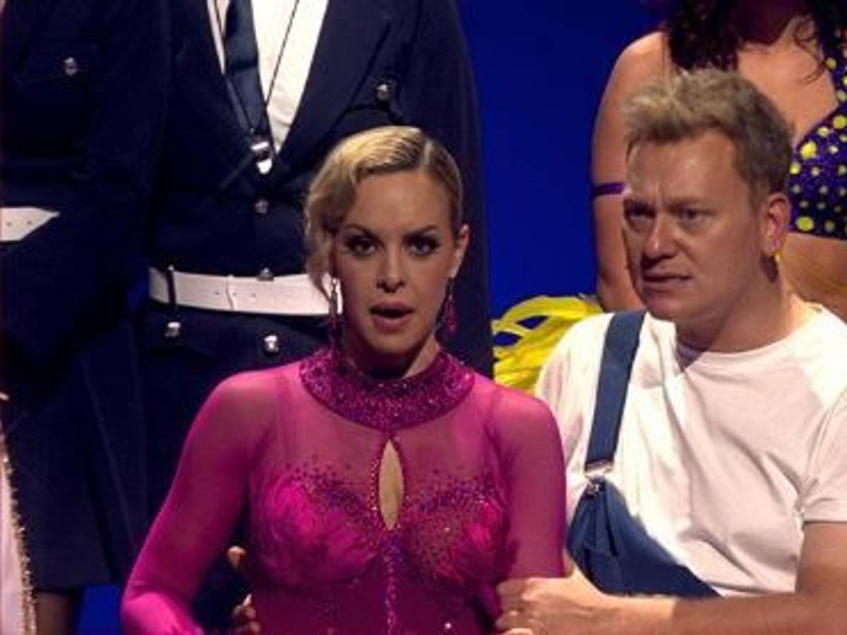 „Knossi“ und Isabel Edvardsson können es nicht glauben: Bei „Let’s Dance“ gibt es einen Partnertausch.