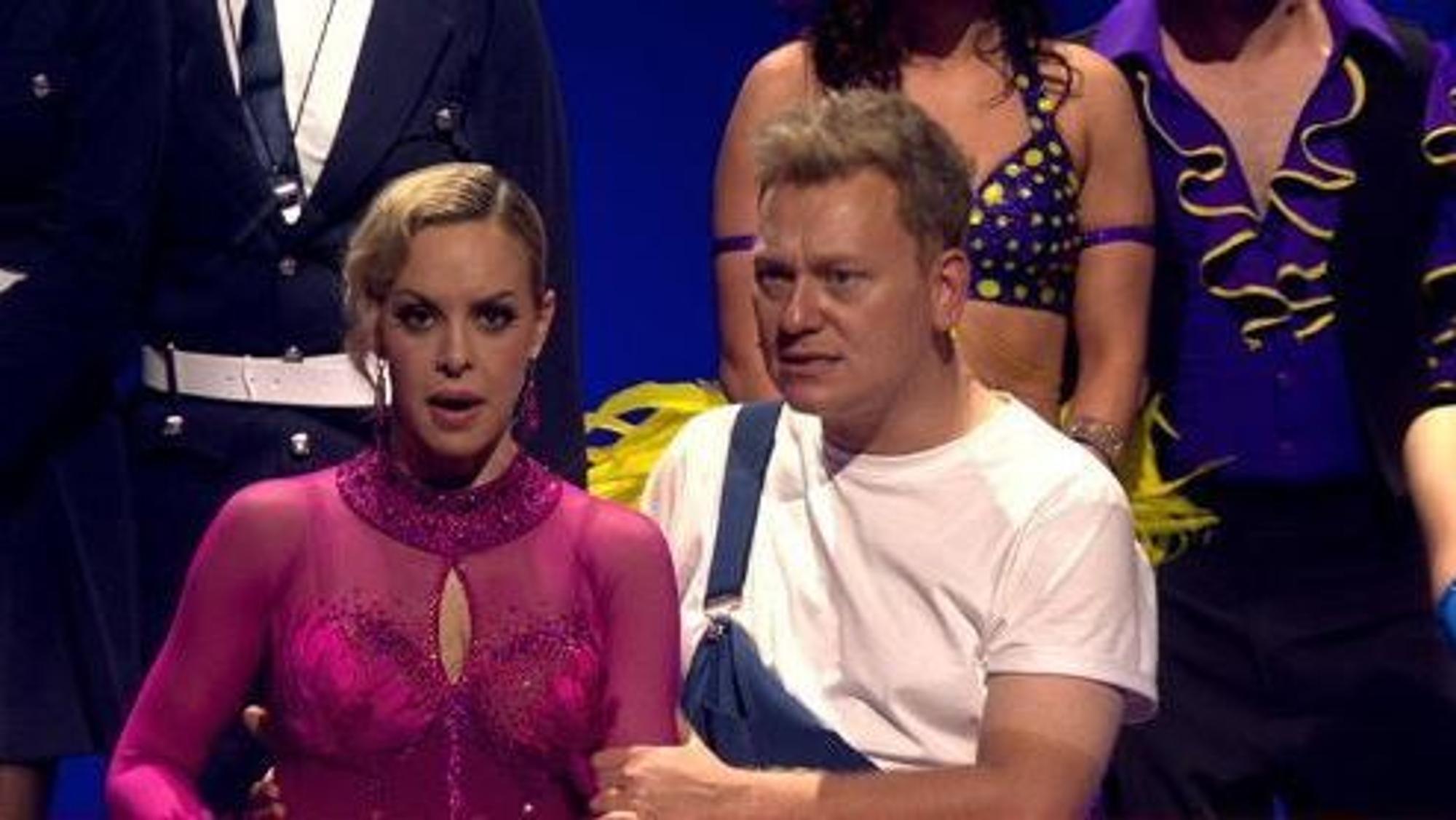 „Knossi“ und Isabel Edvardsson können es nicht glauben: Bei „Let’s Dance“ gibt es einen Partnertausch.
