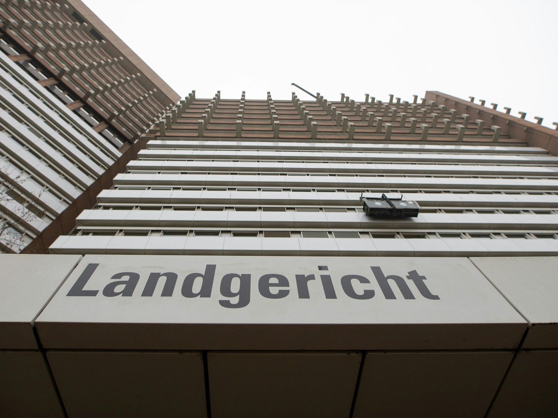 Der Eingang zum Landgericht auf dem Gelände des Justizzentrums in Köln an der Luxemburger Straße.