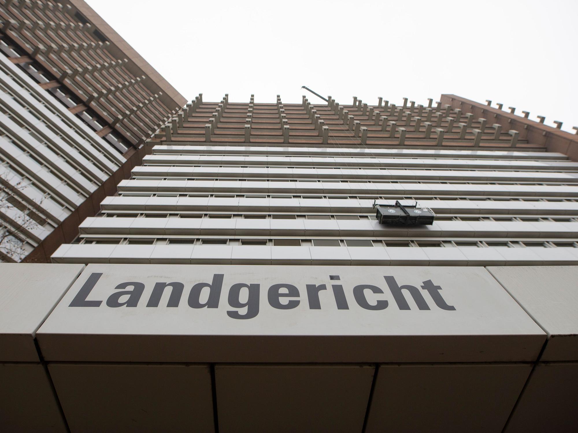 Der Eingang zum Landgericht auf dem Gelände des Justizzentrums in Köln an der Luxemburger Straße.