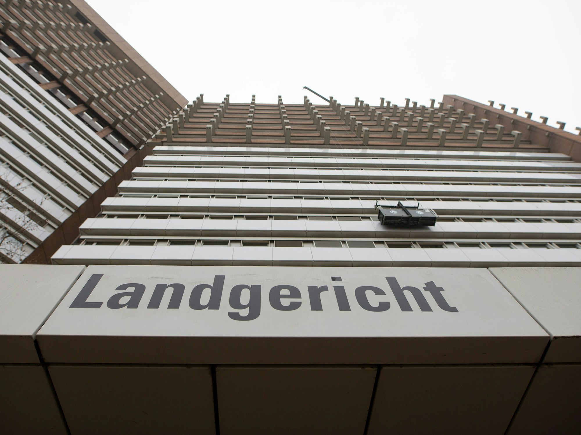 Der Eingang zum Landgericht auf dem Gelände des Justizzentrums in Köln an der Luxemburger Straße.