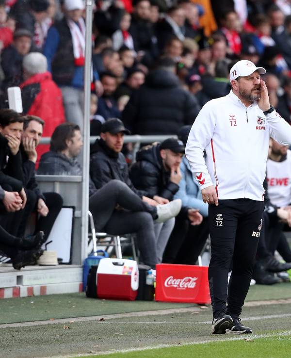 Steffen Baumgart steht beim Testspiel des 1. FC Köln gegen VV St. Truiden am Donnerstagabend an der Seitenlinie und ruft etwas.