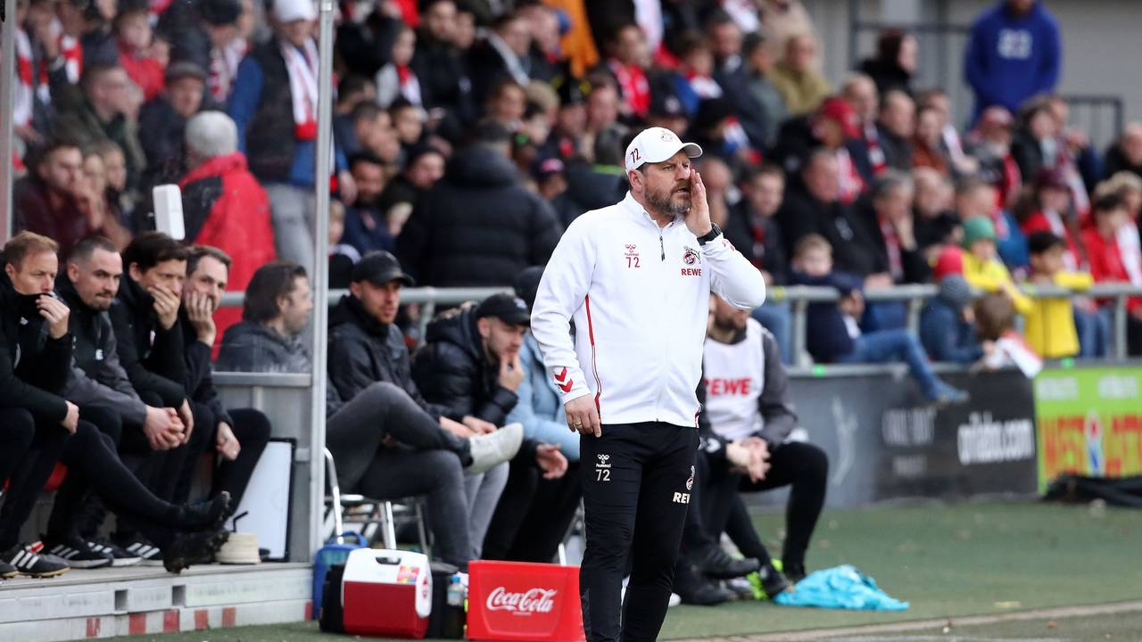 Steffen Baumgart steht beim Testspiel des 1. FC Köln gegen VV St. Truiden am Donnerstagabend an der Seitenlinie und ruft etwas.