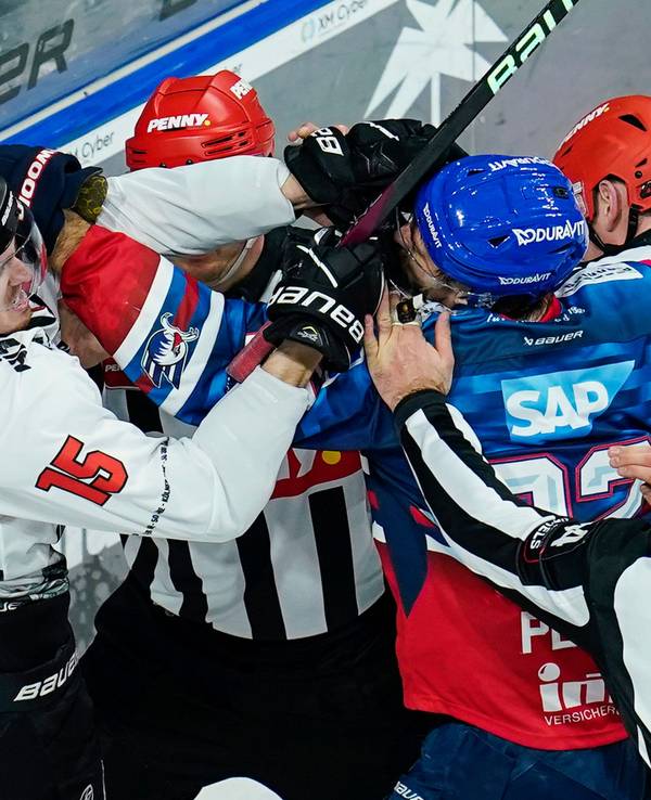 DEL-Playoff-Viertelfinale, 5. Spieltag in der SAP-Arena: Kölns Louis-Marc Aubry (l) und Mannheims Matthias Plachta haben eine Auseinandersetzung.