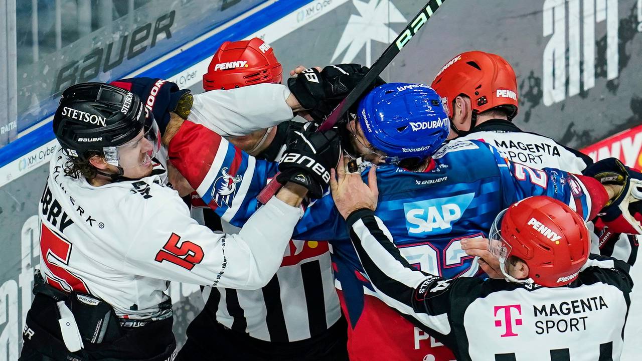 DEL-Playoff-Viertelfinale, 5. Spieltag in der SAP-Arena: Kölns Louis-Marc Aubry (l) und Mannheims Matthias Plachta haben eine Auseinandersetzung.