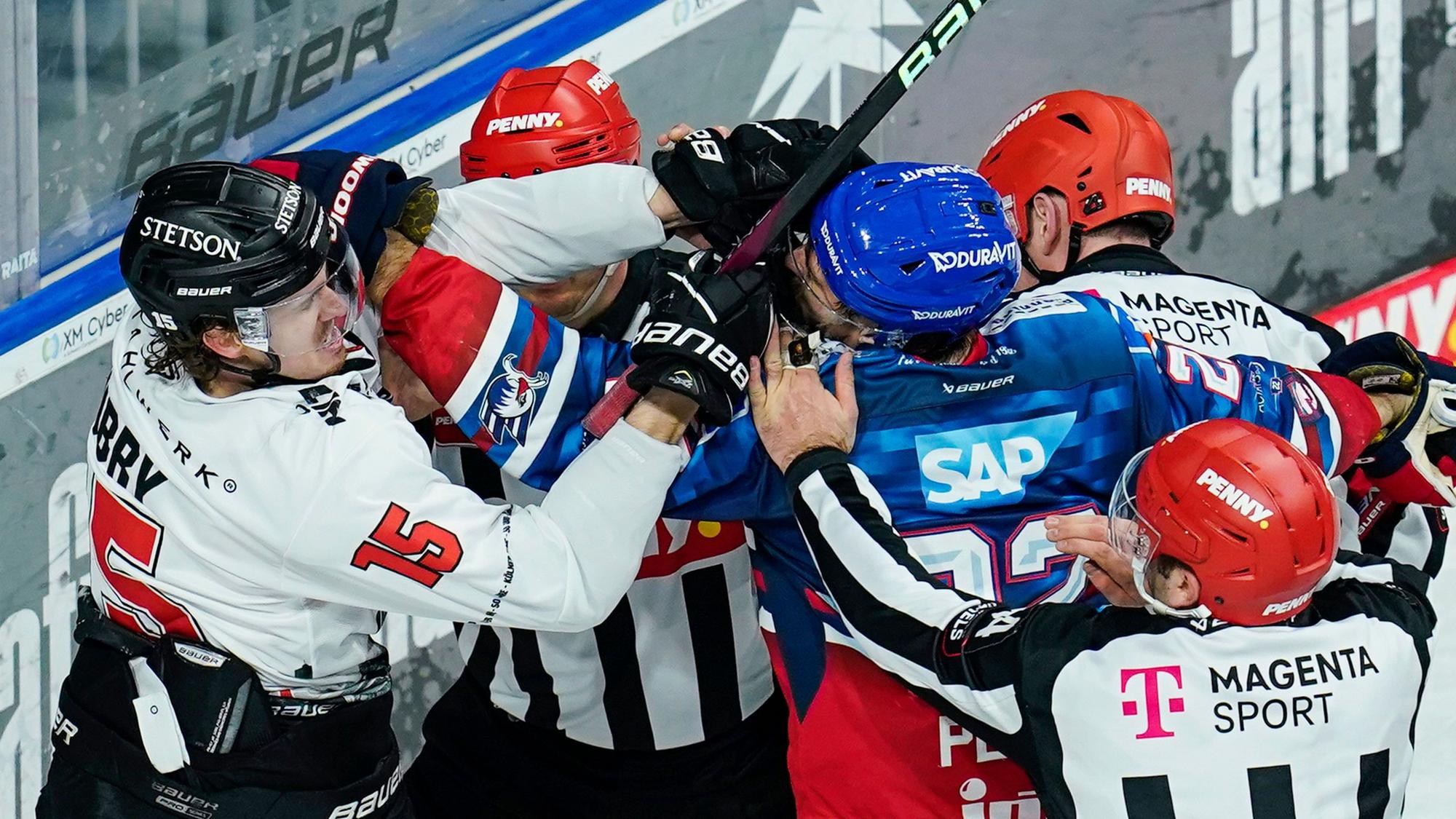 DEL-Playoff-Viertelfinale, 5. Spieltag in der SAP-Arena: Kölns Louis-Marc Aubry (l) und Mannheims Matthias Plachta haben eine Auseinandersetzung.
