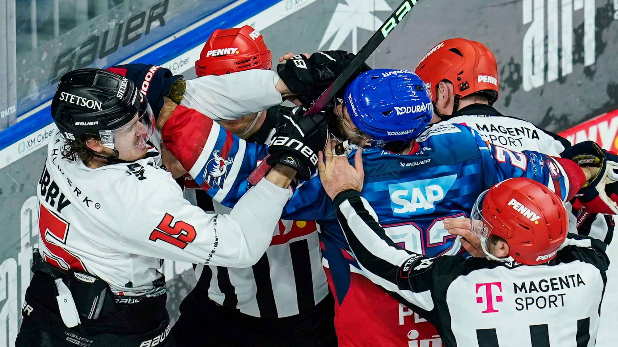 DEL-Playoff-Viertelfinale, 5. Spieltag in der SAP-Arena: Kölns Louis-Marc Aubry (l) und Mannheims Matthias Plachta haben eine Auseinandersetzung.