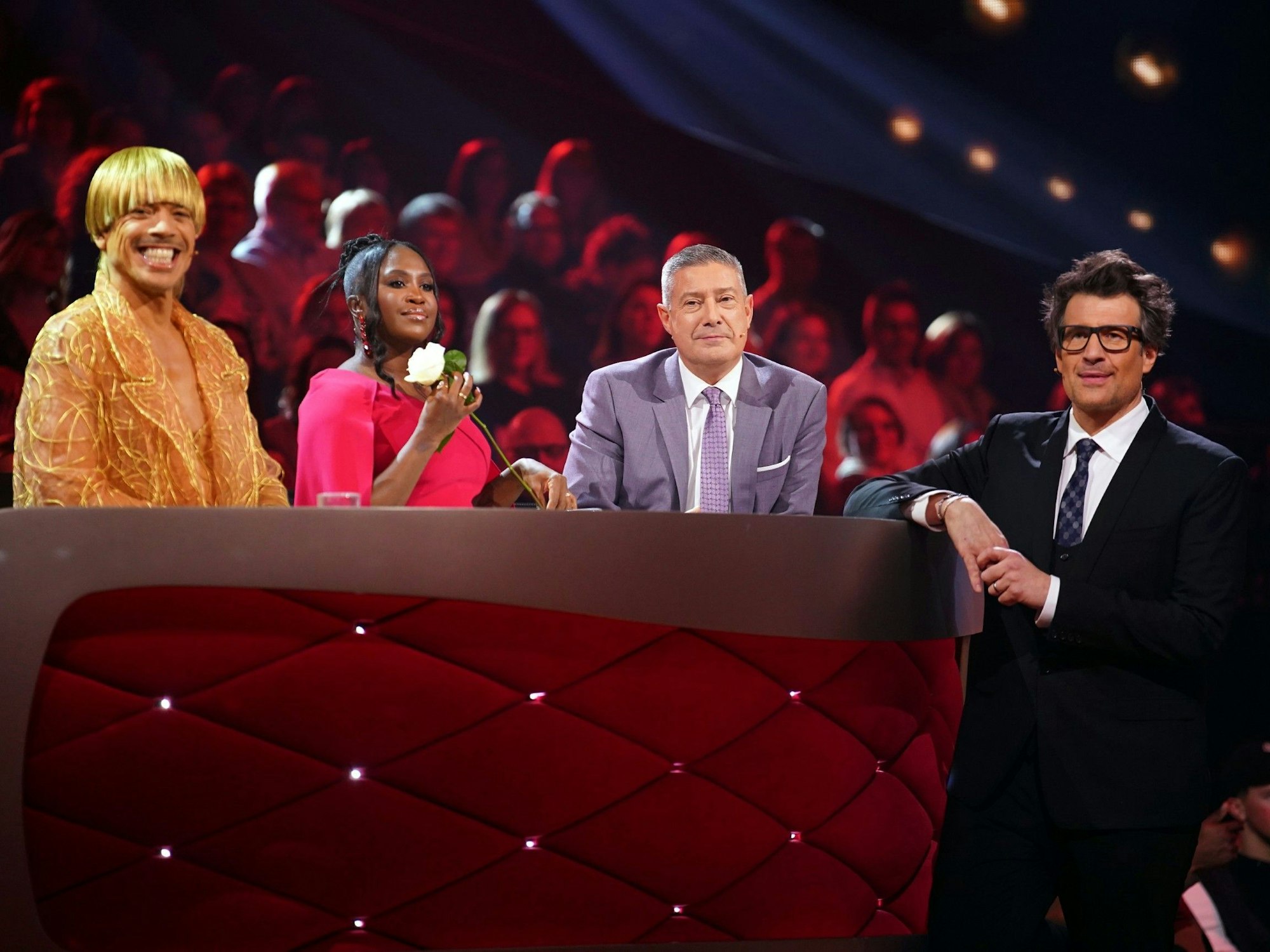 Die Let's Dance -Jury mit Jorge González (v.l.), Motsi Mabuse und Joachim Llambi sowie Moderator Daniel Hartwich am 10. März 2023.