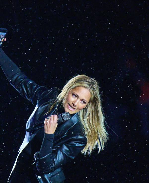 Helene Fischer macht auf der Bühne ein Selfie.