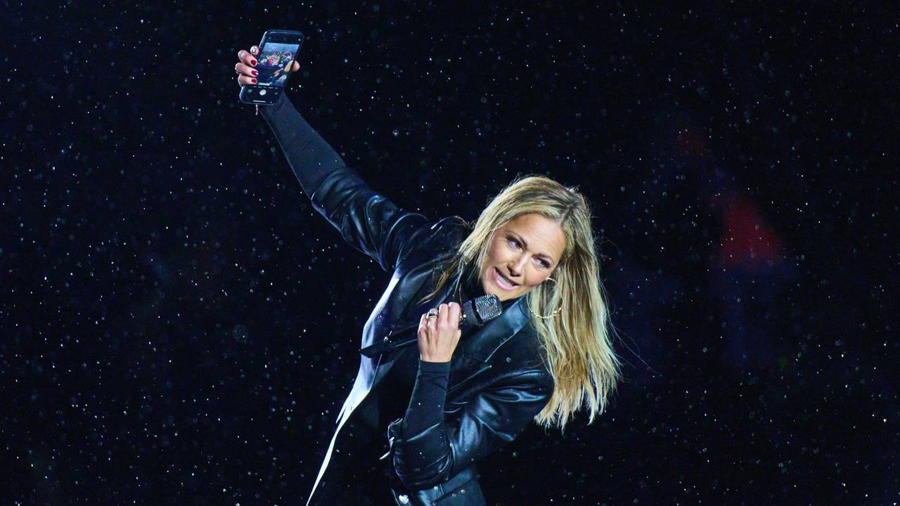 Helene Fischer macht auf der Bühne ein Selfie.