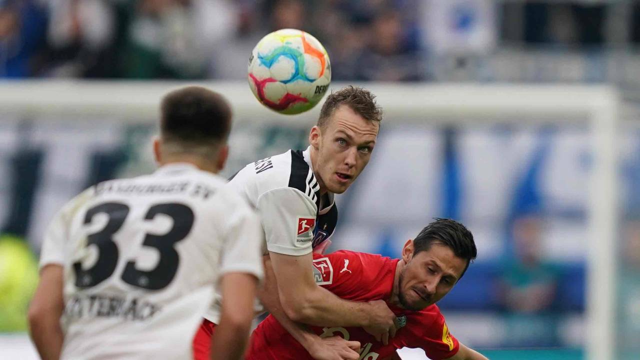 Hamburgs Sebastian Schonlau und Kiels Steven Skrzybski kämpfen um den Ball.
