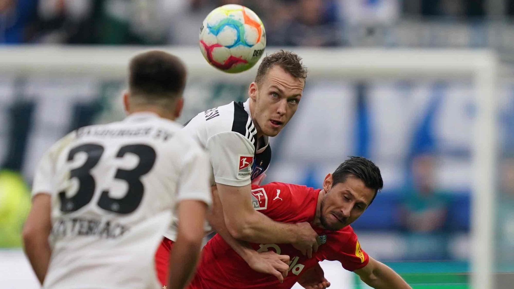 Hamburgs Sebastian Schonlau und Kiels Steven Skrzybski kämpfen um den Ball.