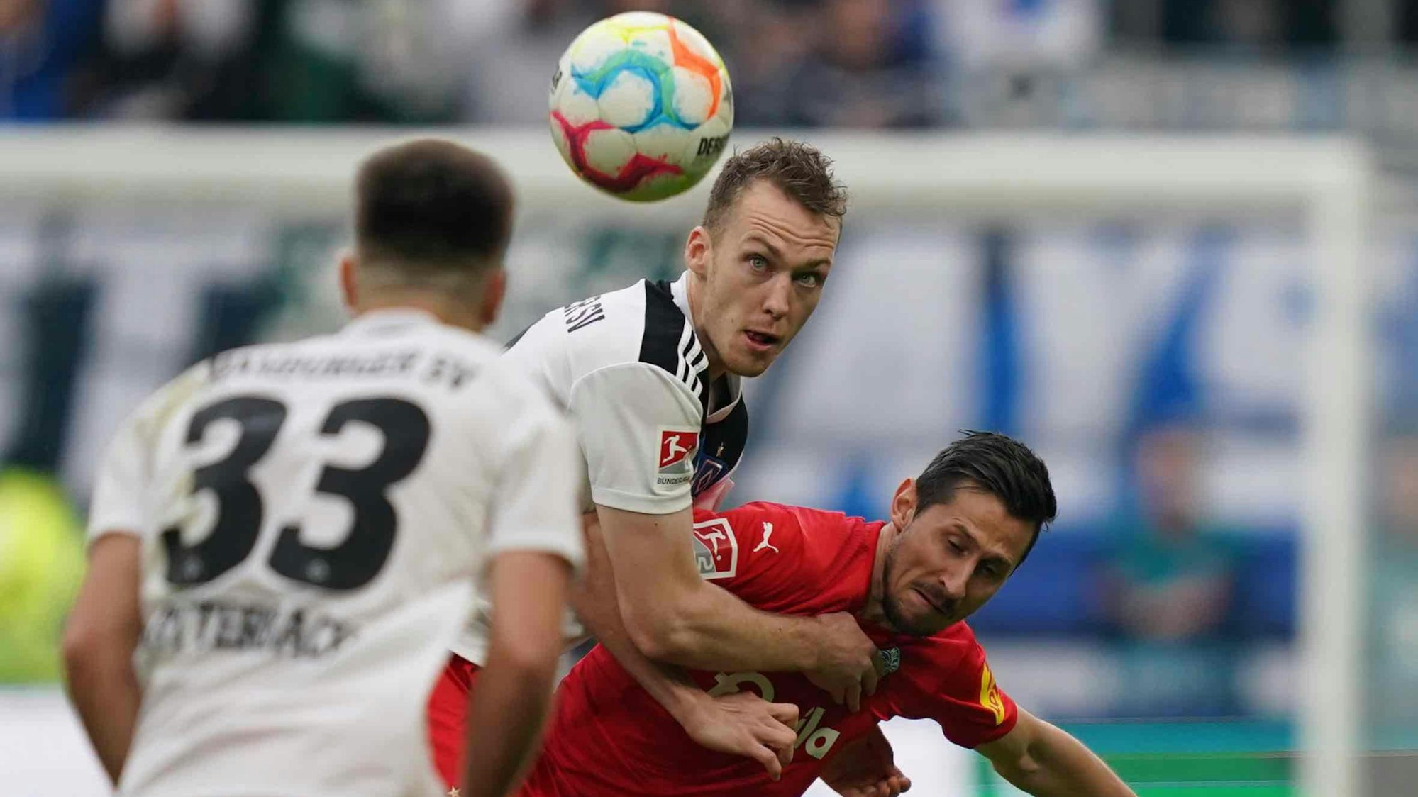 Hamburgs Sebastian Schonlau und Kiels Steven Skrzybski kämpfen um den Ball.