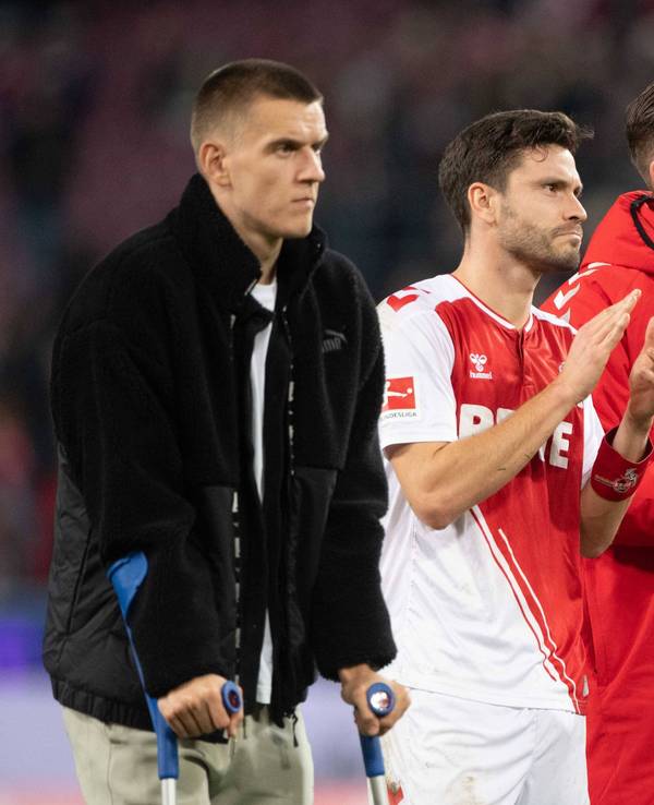 Jonas Hector und Timo Horn bedanken sich klatschend bei den Fans des 1. FC Köln.