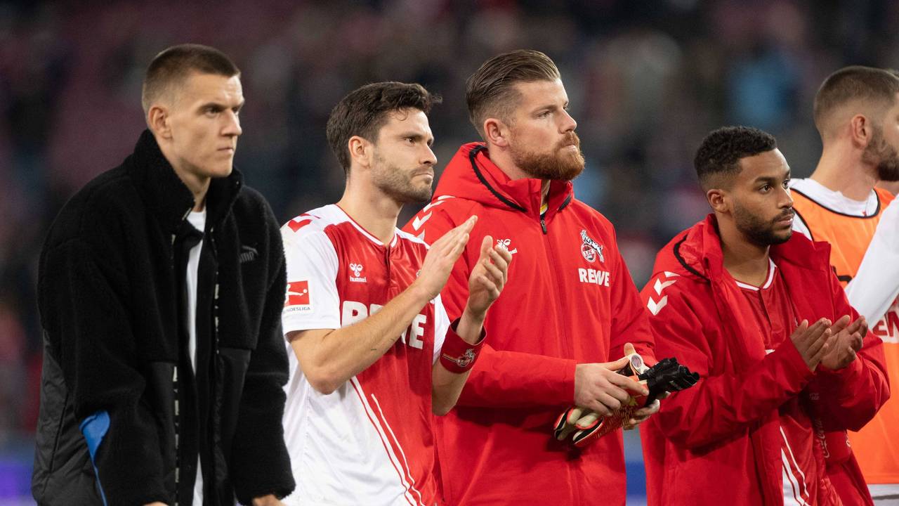 Jonas Hector und Timo Horn bedanken sich klatschend bei den Fans des 1. FC Köln.