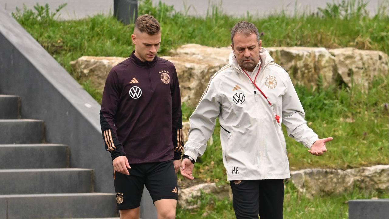 Joshua Kimmich (l) und Bundestrainer Hansi Flick kommen zum Training der deutschen Nationalmannschaft auf den Trainingsplatz des DFB-Campus.