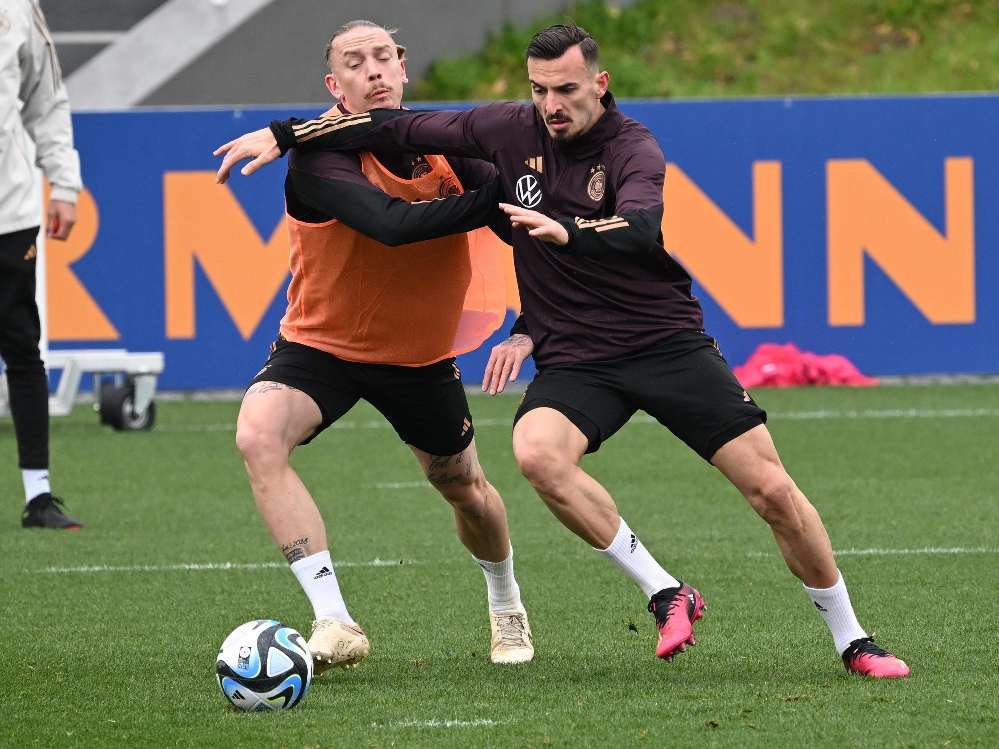 Marius Wolf (l) und Mergim Berisha sind beim Training der Nationalmannschaft auf dem Trainingsplatz des DFB-Campus in Aktion.
